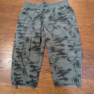 Women's Camouflage Capri Pants - Green Camo